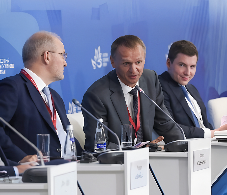 Роман Чичканов с владельцем холдинга &laquo;Новапорт&raquo; Романом Троценко и управляющим партнером корпорации &laquo;Технониколь&raquo; Сергеем Колесниковым на пленарной сессии ВЭФ 2021
